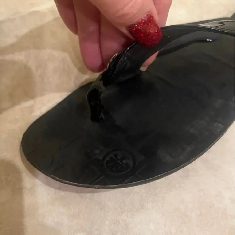 Tory Burch Emmy Black Patent Leather Thong Sandal Flip Flop Silver Logo Size 7⁠